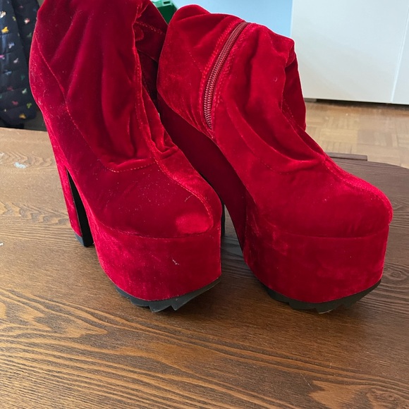 YRU deadstock red velvet labrynth ankle boots  US size 7 - Picture 1 of 4
